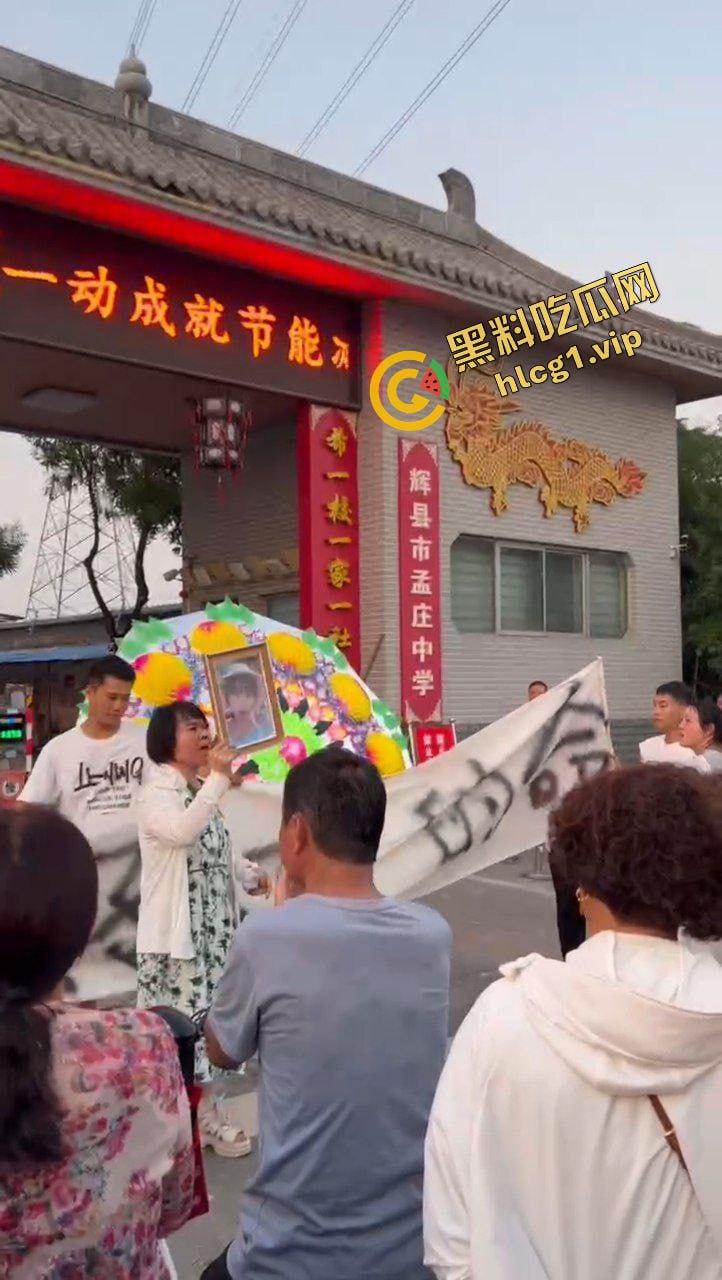 辉县市孟高中学 15岁女孩因军训意外去世 家长校门口拉横幅摆花圈！-9
