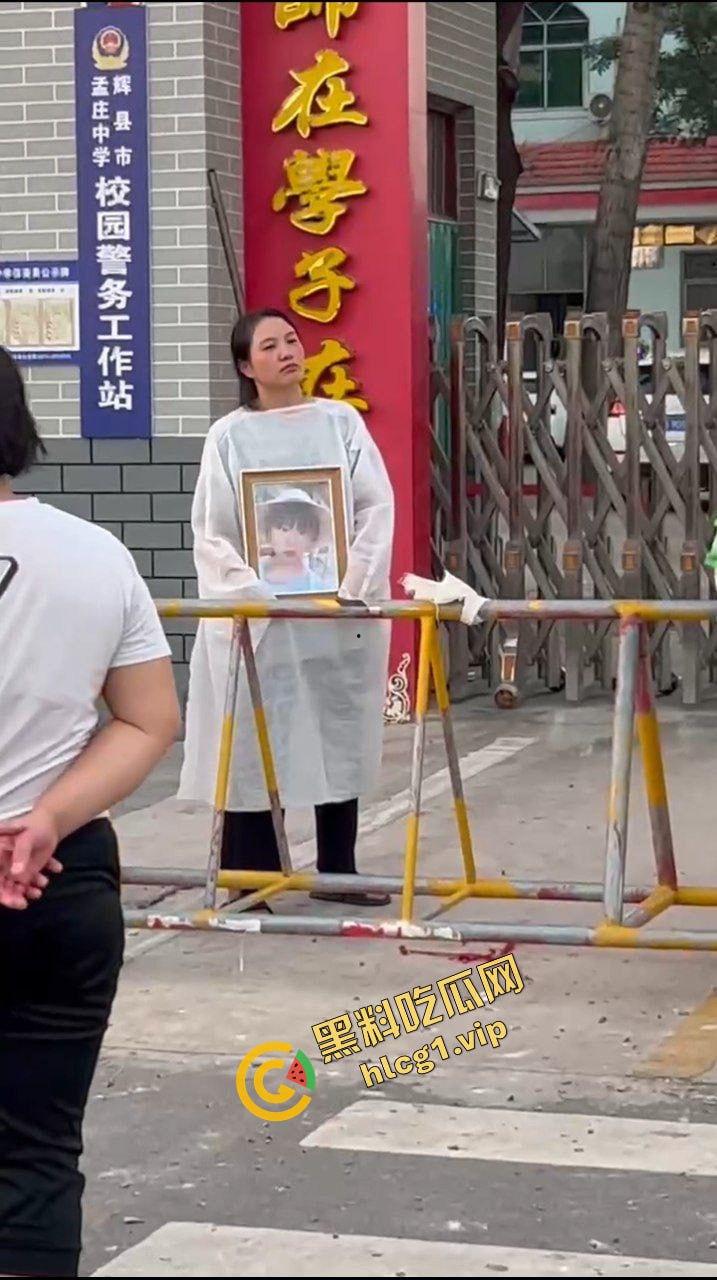 辉县市孟高中学 15岁女孩因军训意外去世 家长校门口拉横幅摆花圈！-11