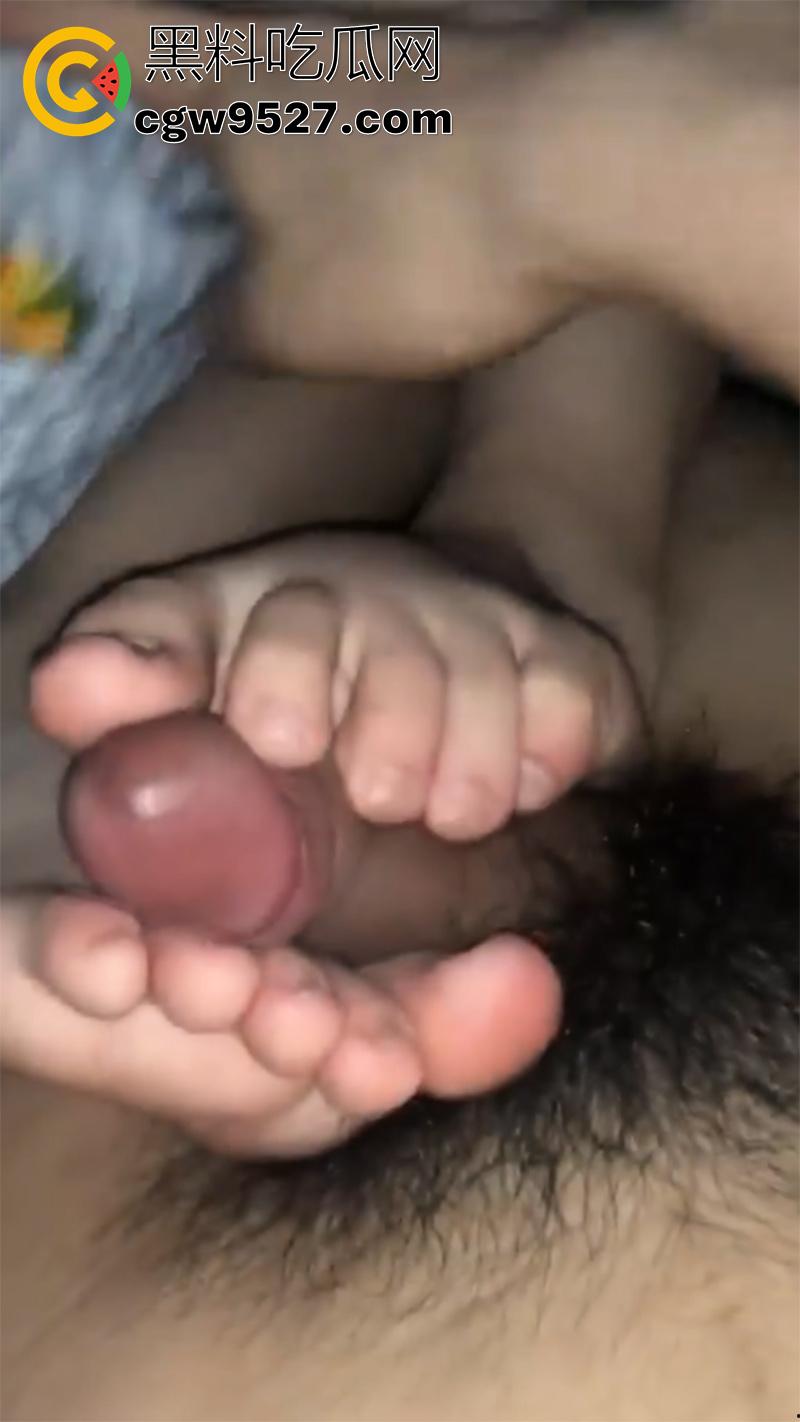 江西华东交通大学，大一新生萌妹【唐沁茹】，酒店约炮体育生被偷拍，跪地口交画面超刺激！-6