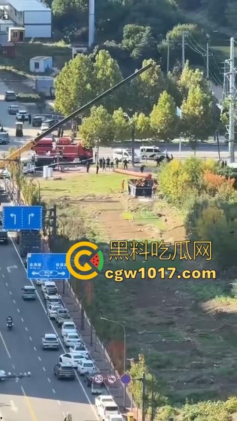 长春工地施工挖天然气挖出尸体，现场道路被封闭起来，怕是杀人灭口，抛死野外的，具体情况还得等待官方！-6