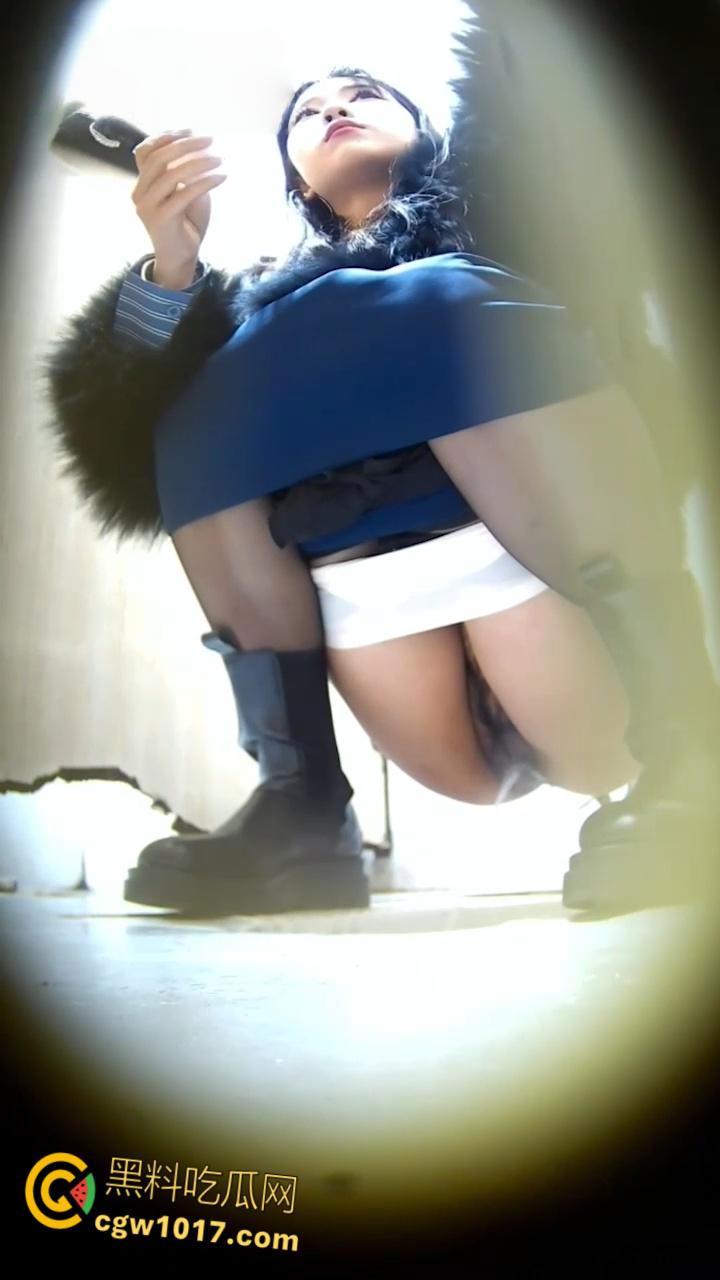 厕拍大神潜入女厕偷拍，高颜值小姐姐一线天白虎嫩穴自拍臭美，撅臀浪叫宝贝来操我，勾引炮友反差十足！-7