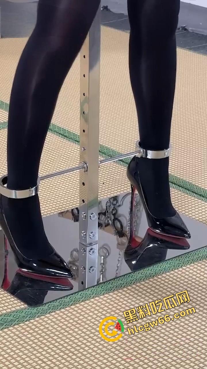 小M骚逼私拍调教流出,偷抠嫩屄被主人当场抓包,手铐吊着狂操浪穴,逼水喷得跟尿崩!-8