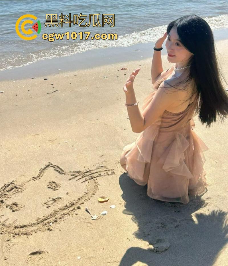 海南极品英语老师【刘玉瑶】跟男友性爱视频曝光，课后做爱释放欲望，狂扣肥逼抱起猛操，啪啪声回荡室内，端庄女教师私下野性十足！-1