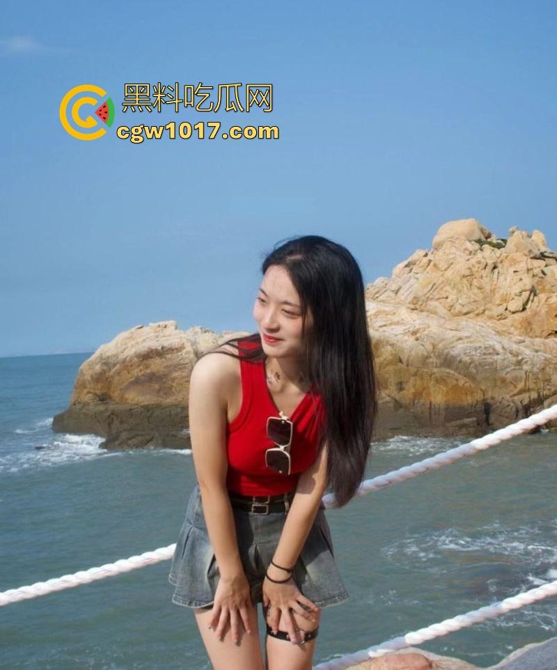 海南极品英语老师【刘玉瑶】跟男友性爱视频曝光，课后做爱释放欲望，狂扣肥逼抱起猛操，啪啪声回荡室内，端庄女教师私下野性十足！-5