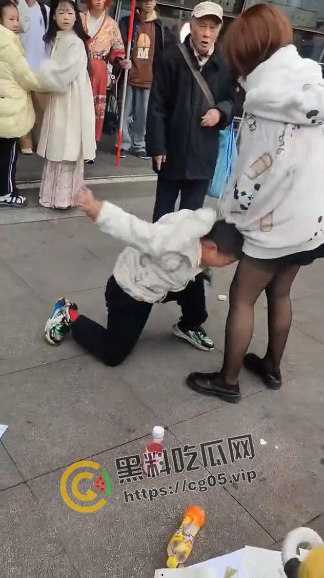 漫展逆天小孩！往人脸上喷发胶 屁股坐脸 脱人裤子 被暴躁女coser正义执行 闹到报警-5