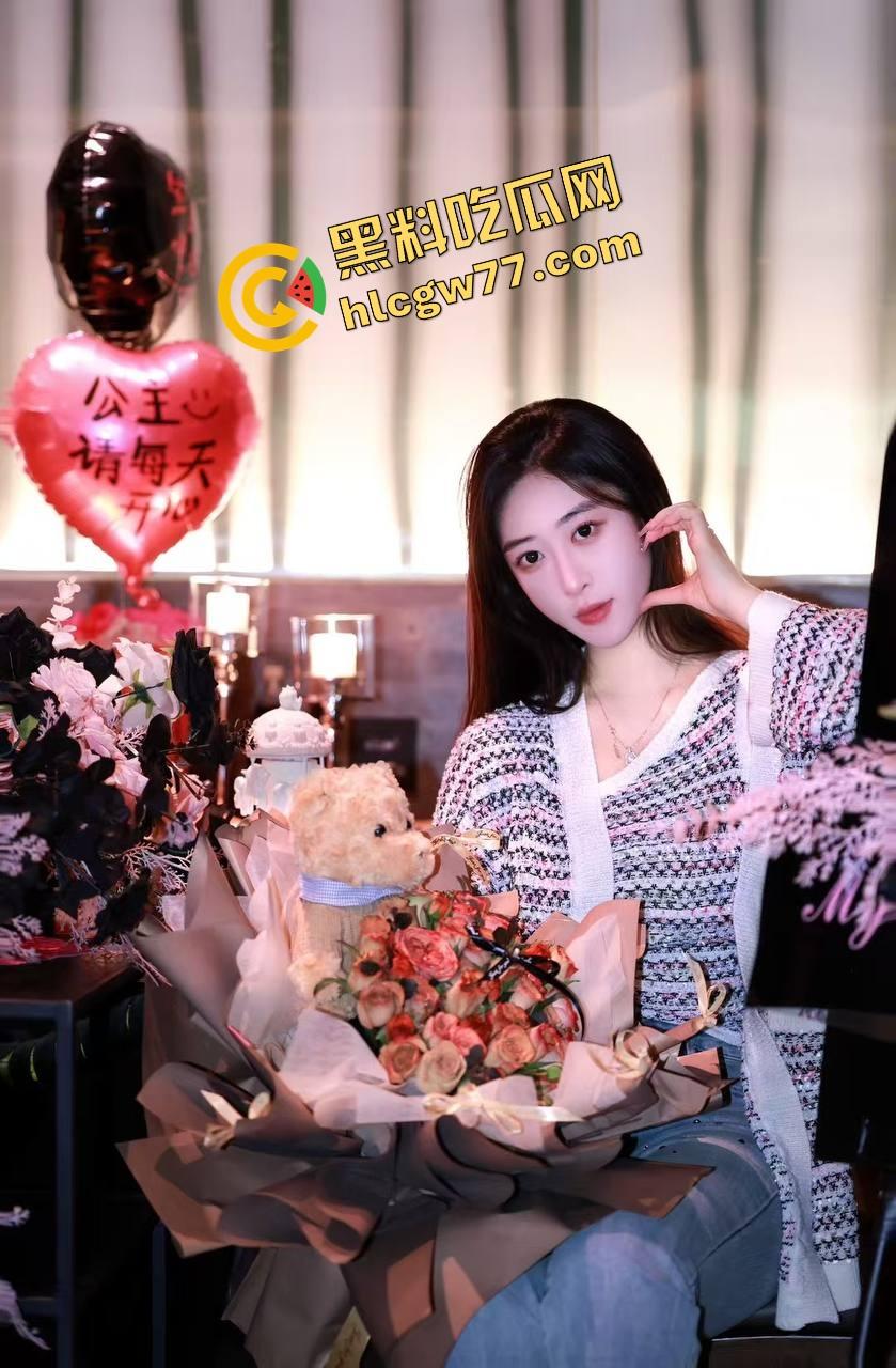 老牛吃嫩草 90后骚逼老婆轻轻一揉就喷水，不用插进去光摸就高潮，别太离谱！-1