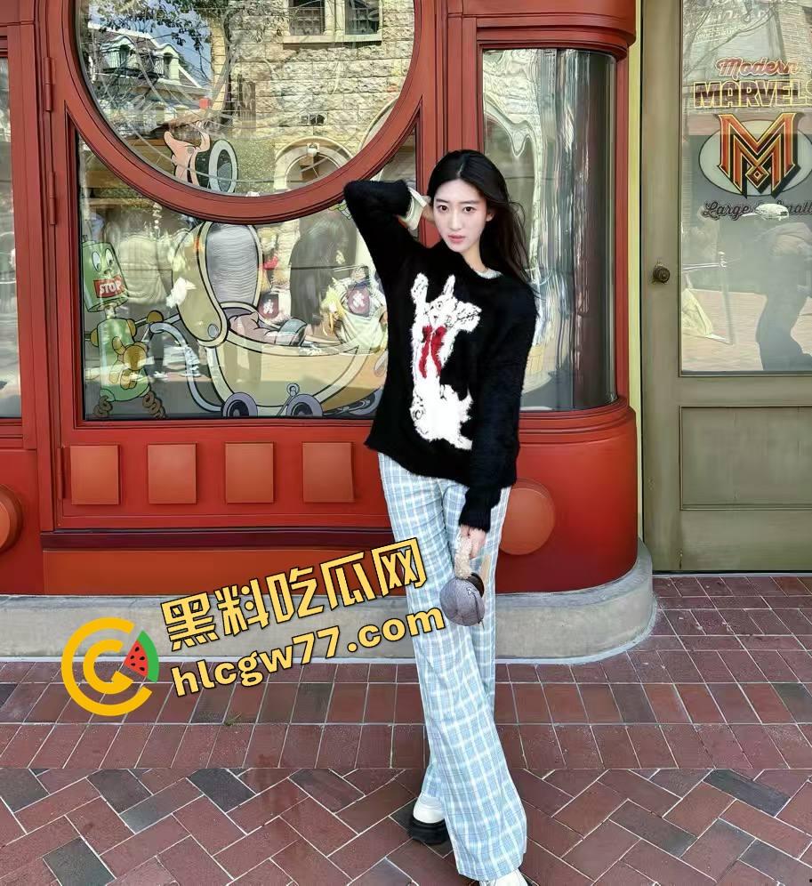 老牛吃嫩草 90后骚逼老婆轻轻一揉就喷水，不用插进去光摸就高潮，别太离谱！-3