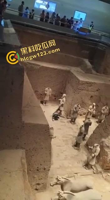 陕西兵马俑博物馆突发迷惑行为，男子纵身跳俑坑，推倒两尊陶俑再原地卧倒捂脸装雕像，景区直接封馆！-8