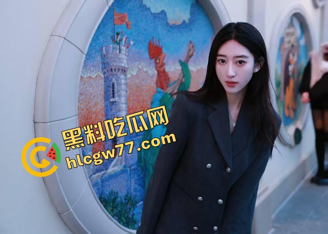 老牛吃嫩草 90后骚逼老婆轻轻一揉就喷水，不用插进去光摸就高潮，别太离谱！-5