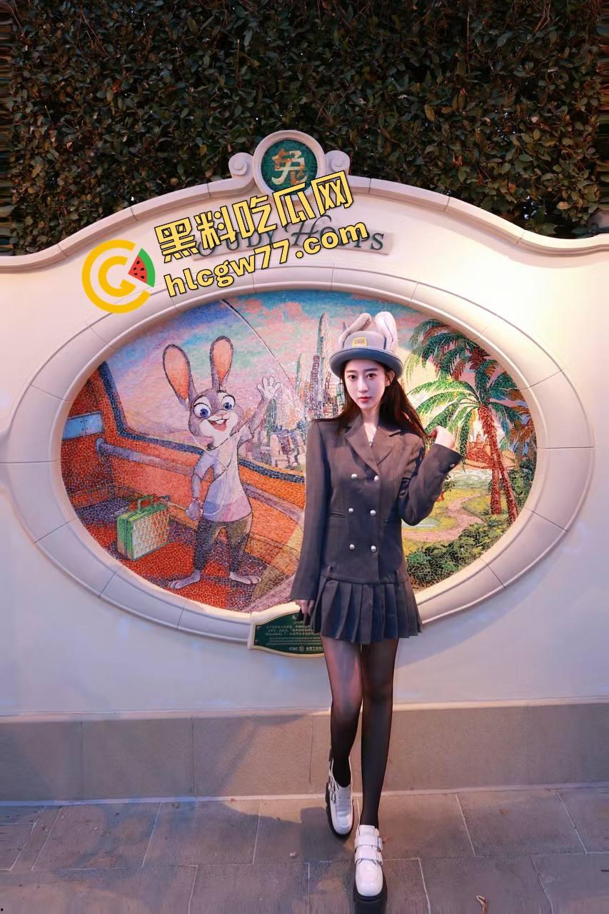 老牛吃嫩草 90后骚逼老婆轻轻一揉就喷水，不用插进去光摸就高潮，别太离谱！-7