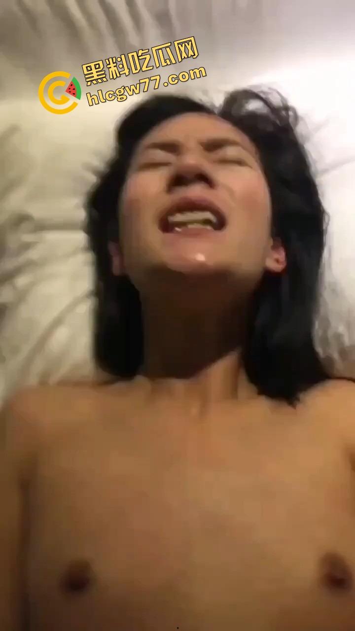 老牛吃嫩草 90后骚逼老婆轻轻一揉就喷水，不用插进去光摸就高潮，别太离谱！-12