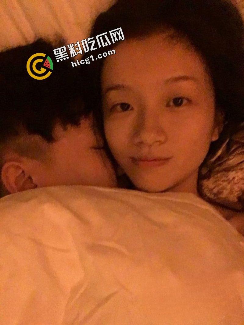 网友分手后曝光初恋女友『周亦薇』Q弹白臀 馒头逼 酒店啪啪视频流出-2