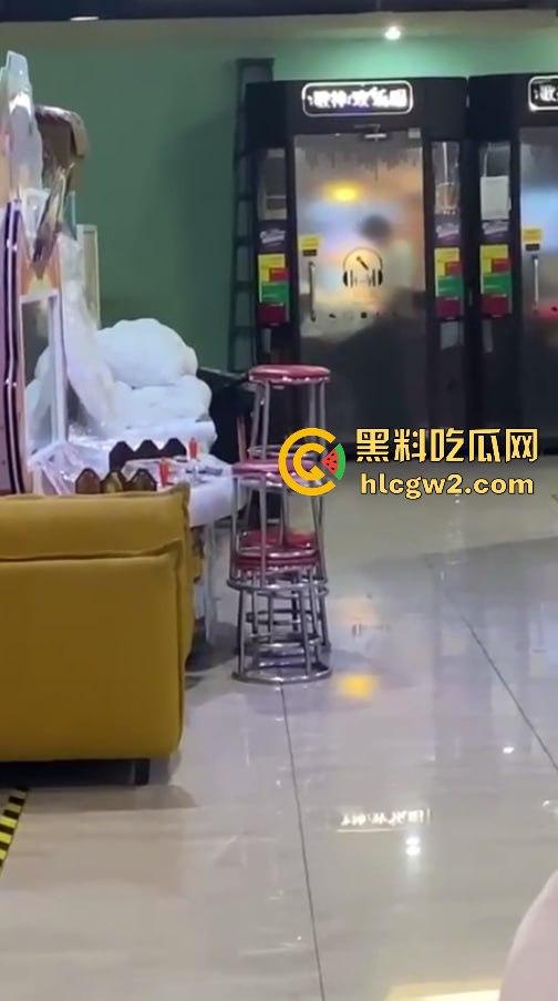 郑州万达K歌房变啪啪房！小情侣激情开战，小男友2分钟交卷，快枪手无疑！-2