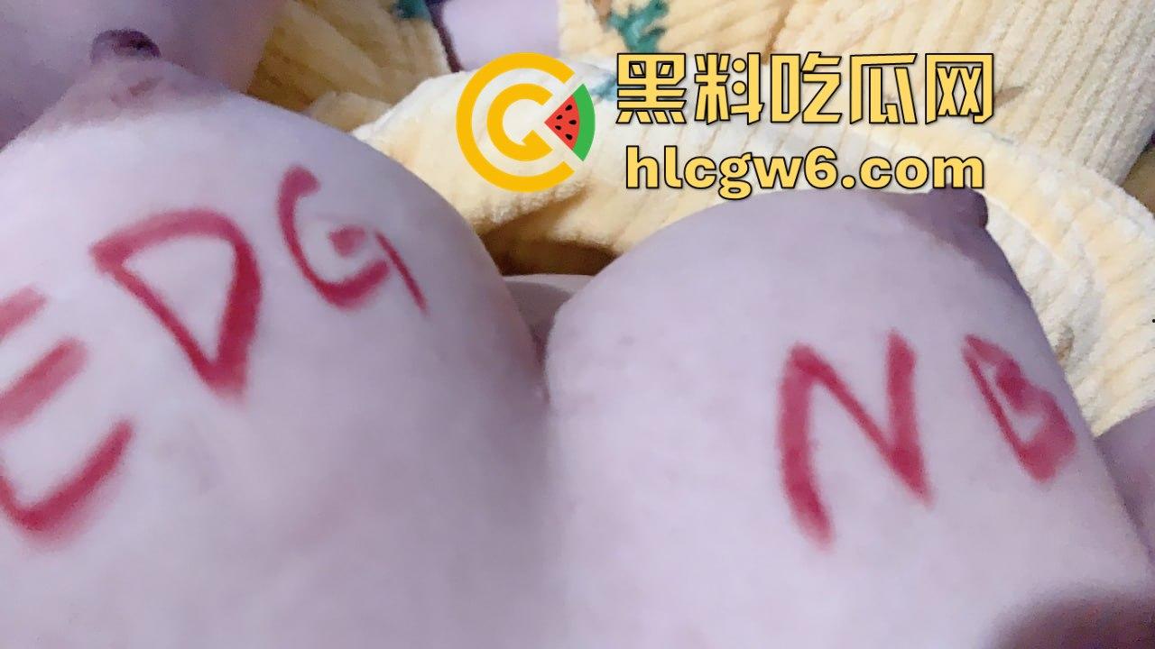 常州大胸妹『孙一帆』EDG死忠粉， 奶子写口号边看比赛边挨草吃鸡，分手后接盘哥千万别浪费这极品奶！-10