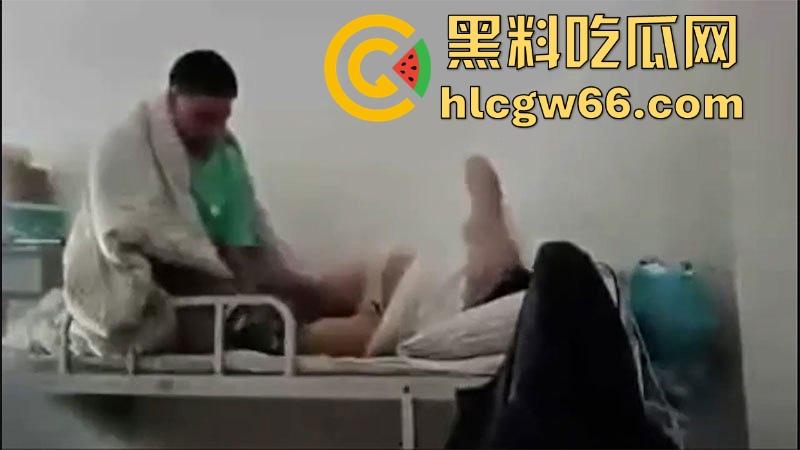 浙江嘉兴学院 骚男把女朋友带回宿舍 当众暴力抽插床架吱呀作响 被舍友偷拍全网疯传!-7