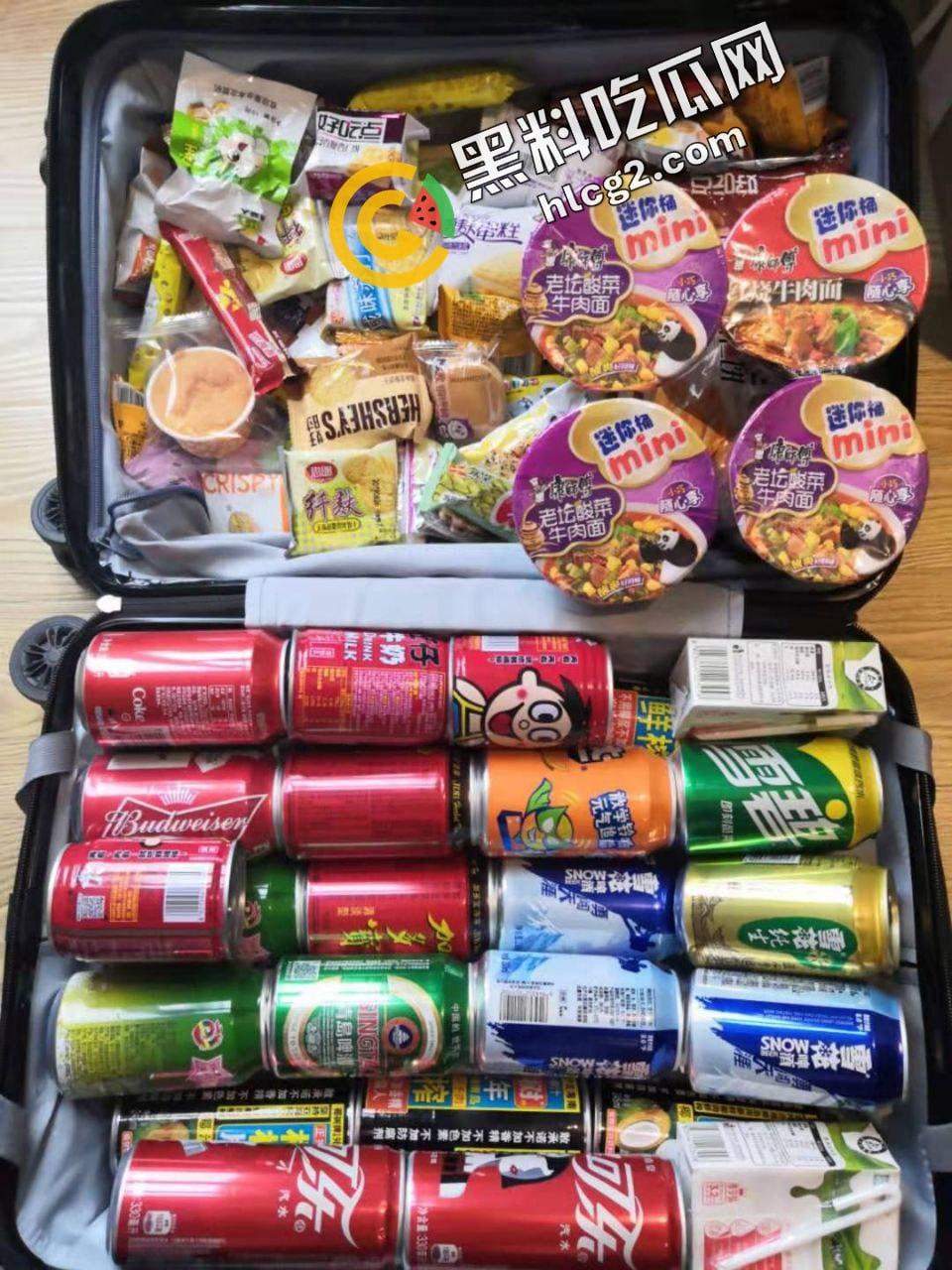 逆天操作！国航休息室 贵宾厅3饿死鬼小伙 连吃带拿 疯狂打包带走食物 震惊众人！-7