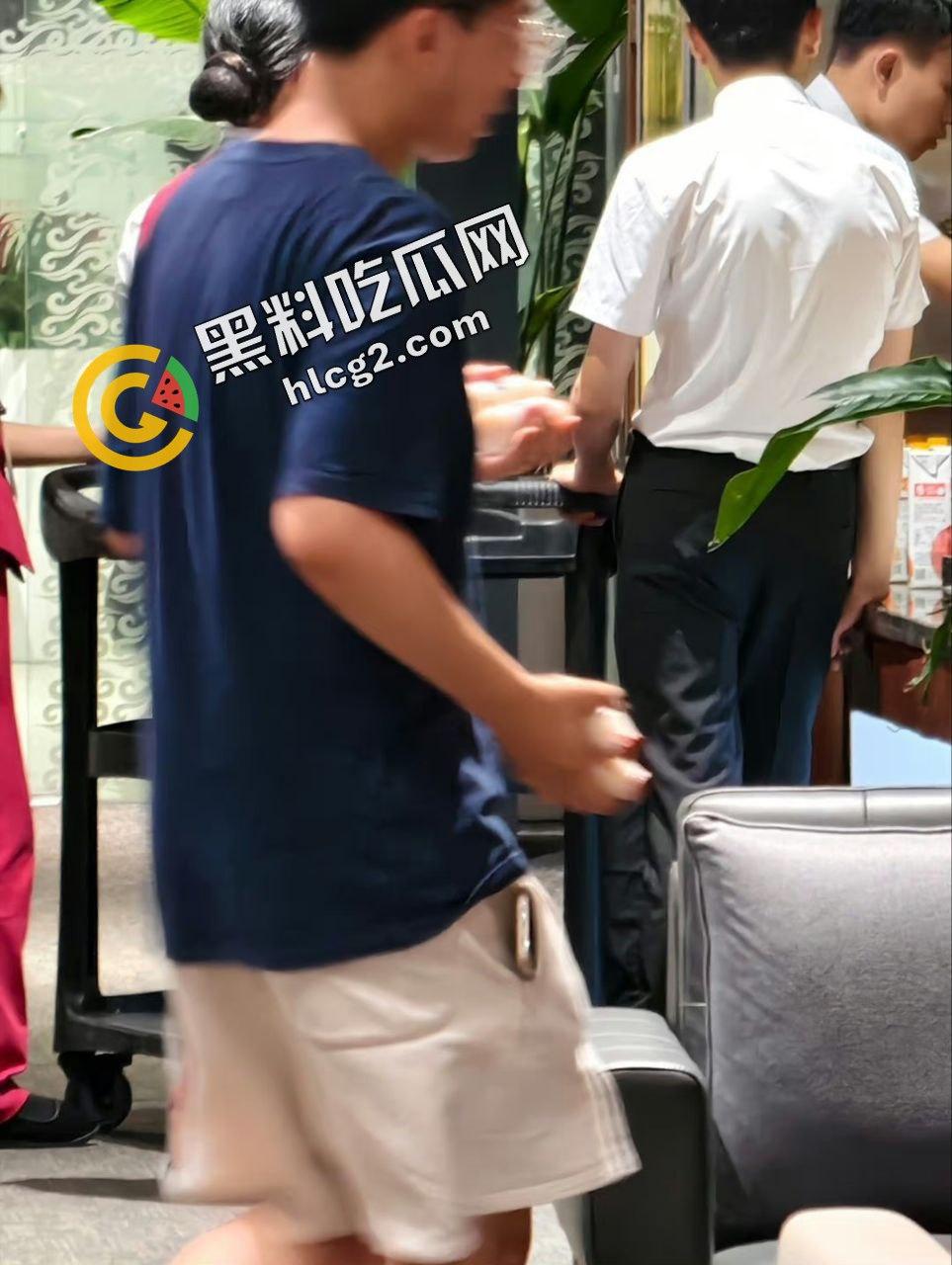 逆天操作！国航休息室 贵宾厅3饿死鬼小伙 连吃带拿 疯狂打包带走食物 震惊众人！-8