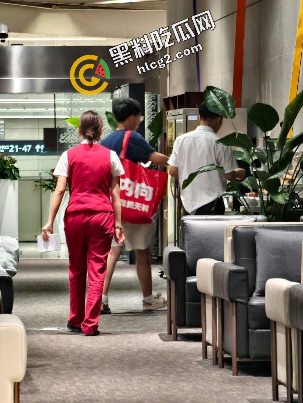 逆天操作！国航休息室 贵宾厅3饿死鬼小伙 连吃带拿 疯狂打包带走食物 震惊众人！-10