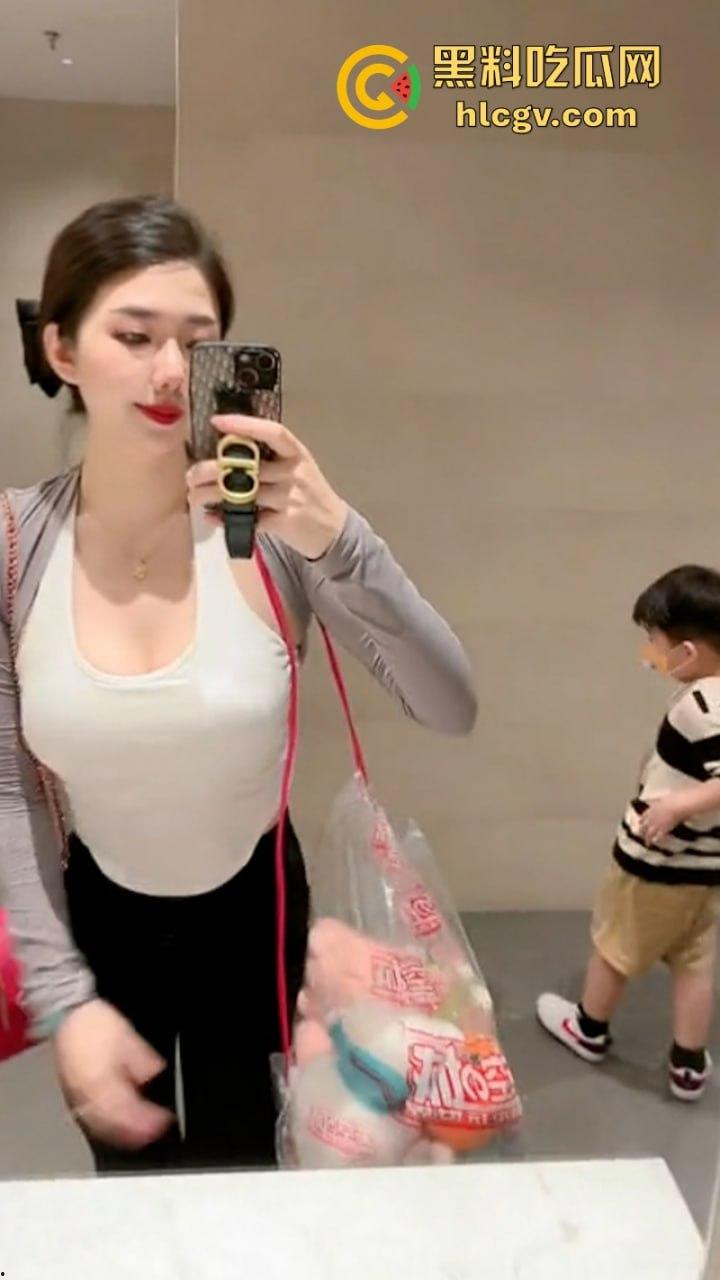 抖音百万粉丝网红宝妈【小莹子是汤圆妈】表面贤妻良母实则性瘾母狗 送原味内衣 线下约炮被开盒!-10