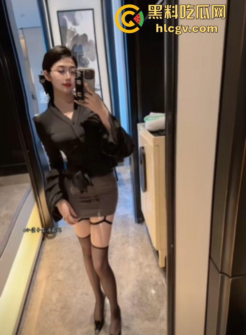 抖音百万粉丝网红宝妈【小莹子是汤圆妈】表面贤妻良母实则性瘾母狗 送原味内衣 线下约炮被开盒!-11