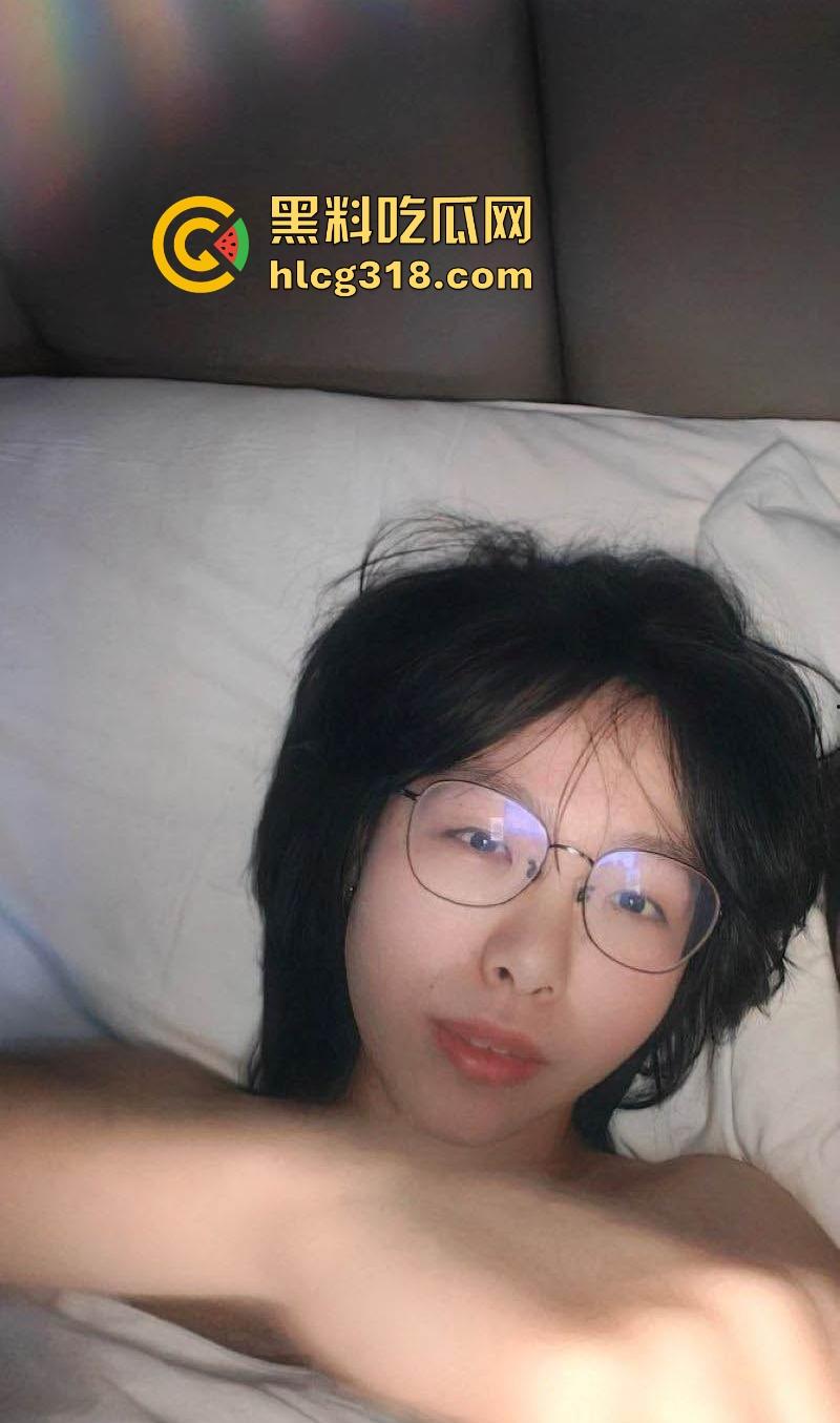 上海工商学院大一学妹【李瑶瑶】眼镜JK制服反差婊,隐藏蝴蝶逼已被玩黑,口交内射样样精通!-1