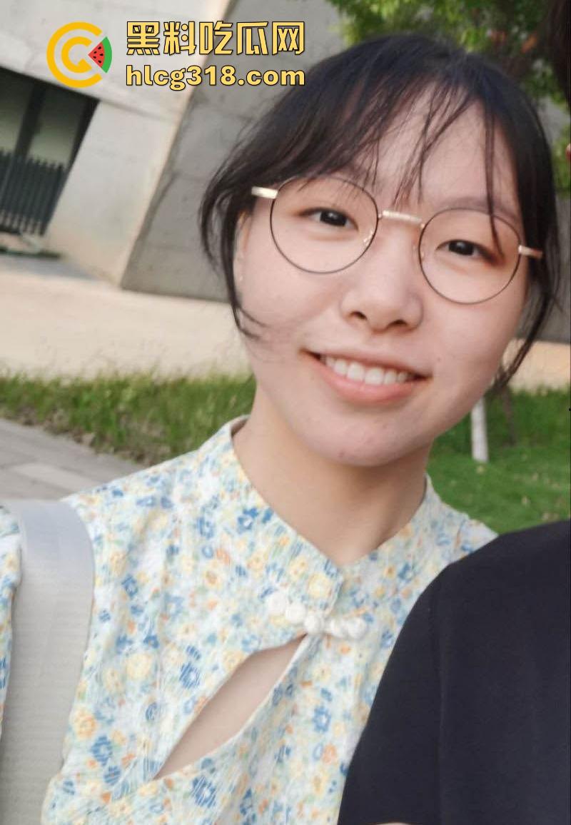 上海工商学院大一学妹【李瑶瑶】眼镜JK制服反差婊,隐藏蝴蝶逼已被玩黑,口交内射样样精通!-2