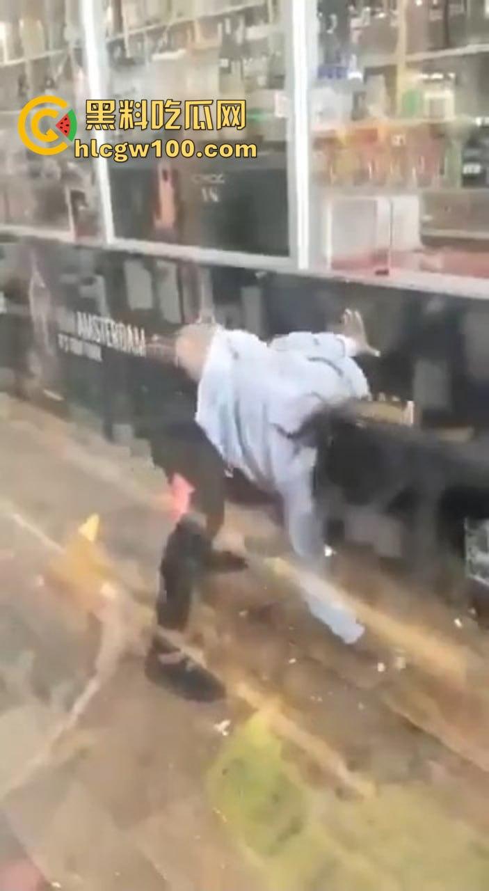 黑妹骚操作放尿全程公开，姿势熟练到让人看呆，完事还知道擦一擦，这骚劲真是让人服了！-5