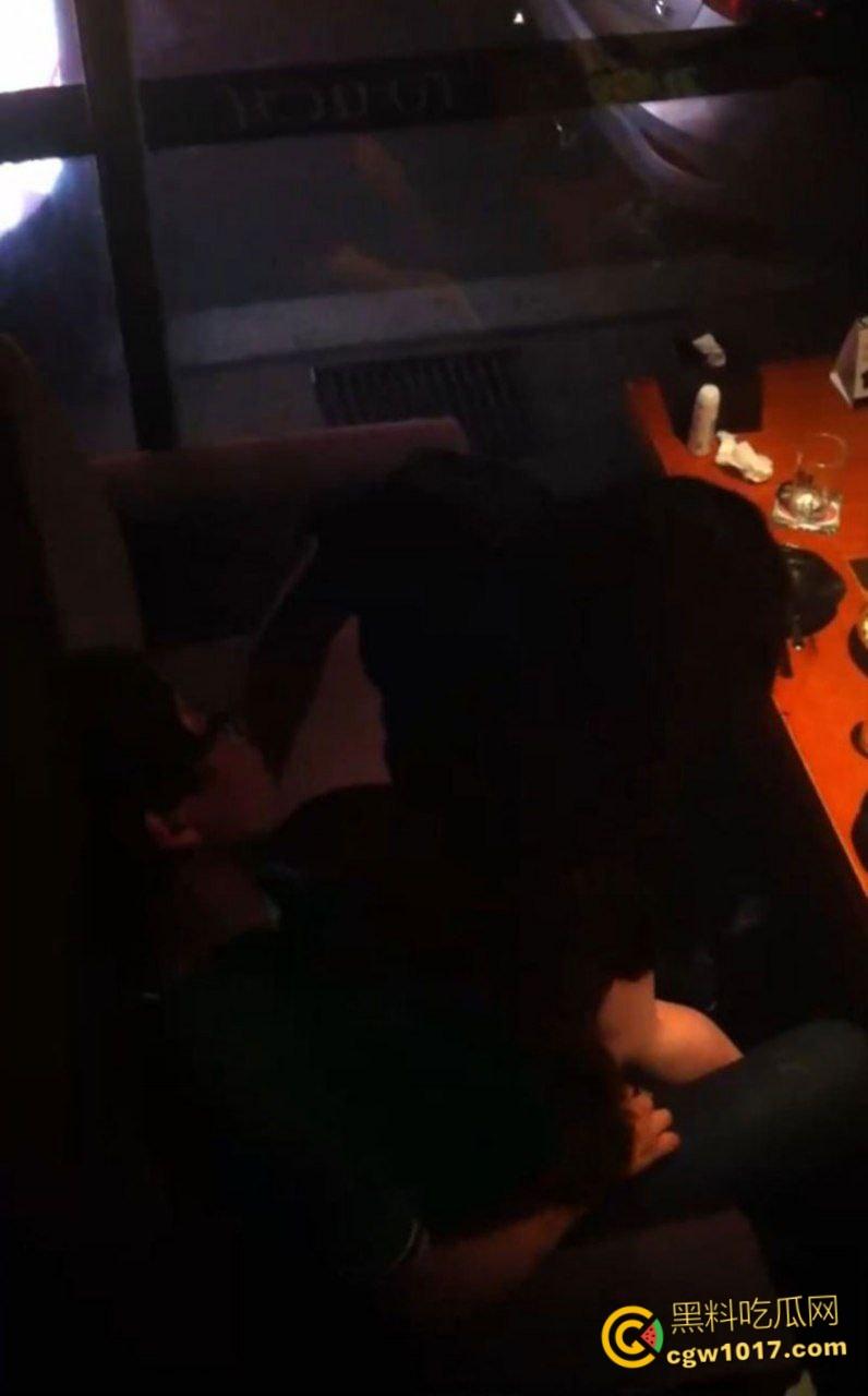 大神潜入KTV偷拍，小情侣包厢偷吃，美腿诱惑激情热吻，女上骑乘榨精疯狂打桩，刺激无比！-2
