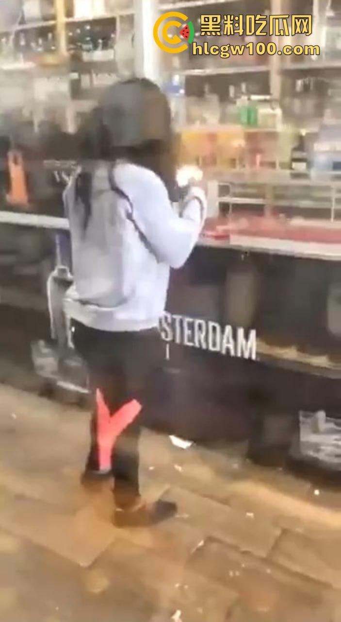 黑妹骚操作放尿全程公开，姿势熟练到让人看呆，完事还知道擦一擦，这骚劲真是让人服了！-7