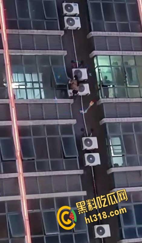 广东惠州惠东黄埠，一女子不明原因悬于窗外，不断摆脱窗户里的施救，从六楼坠落凶多极少  !-2