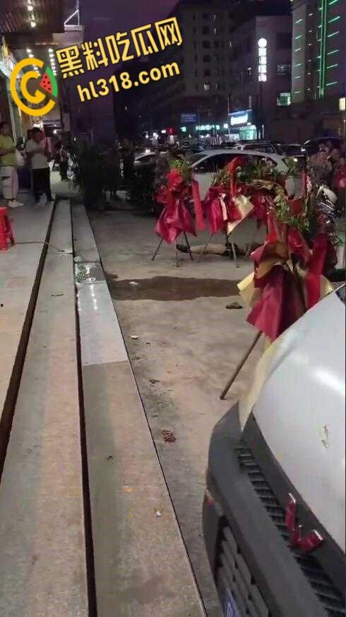 广东惠州惠东黄埠，一女子不明原因悬于窗外，不断摆脱窗户里的施救，从六楼坠落凶多极少  !-5