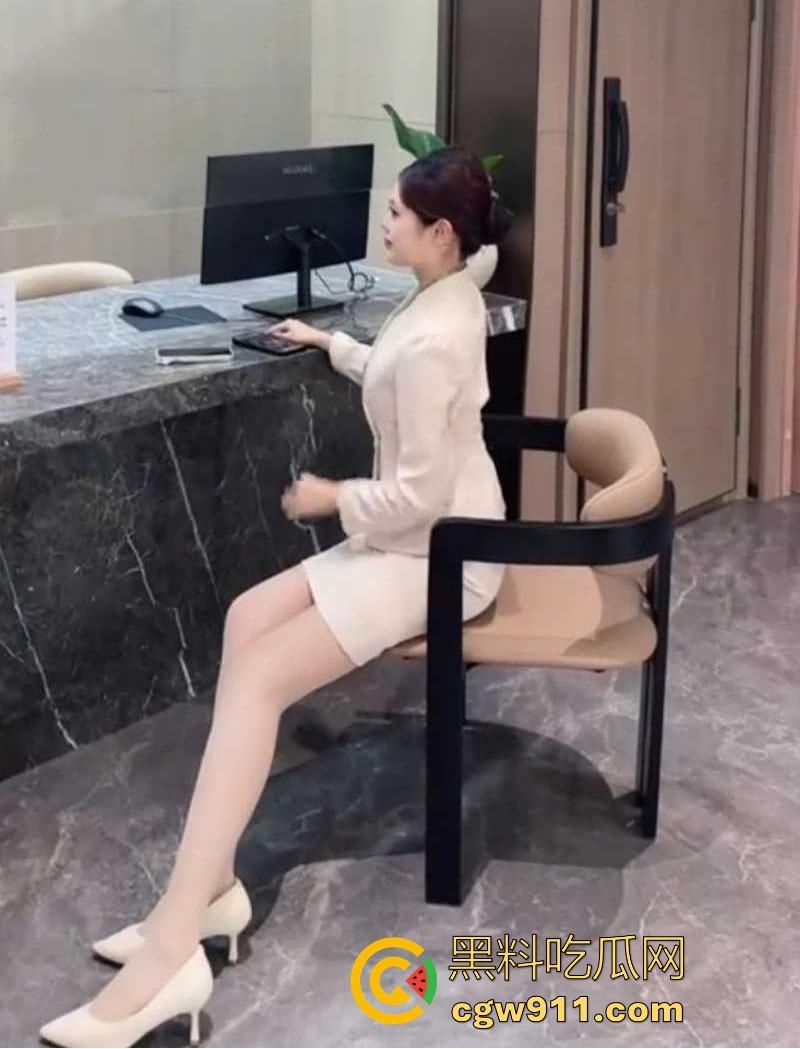 长沙保定售楼小姐【李文慧】为事业献身客户，黑丝母狗露奶女仆装，玩足交穿开裆撅腚挨操，业绩淫技两手抓啊！-3