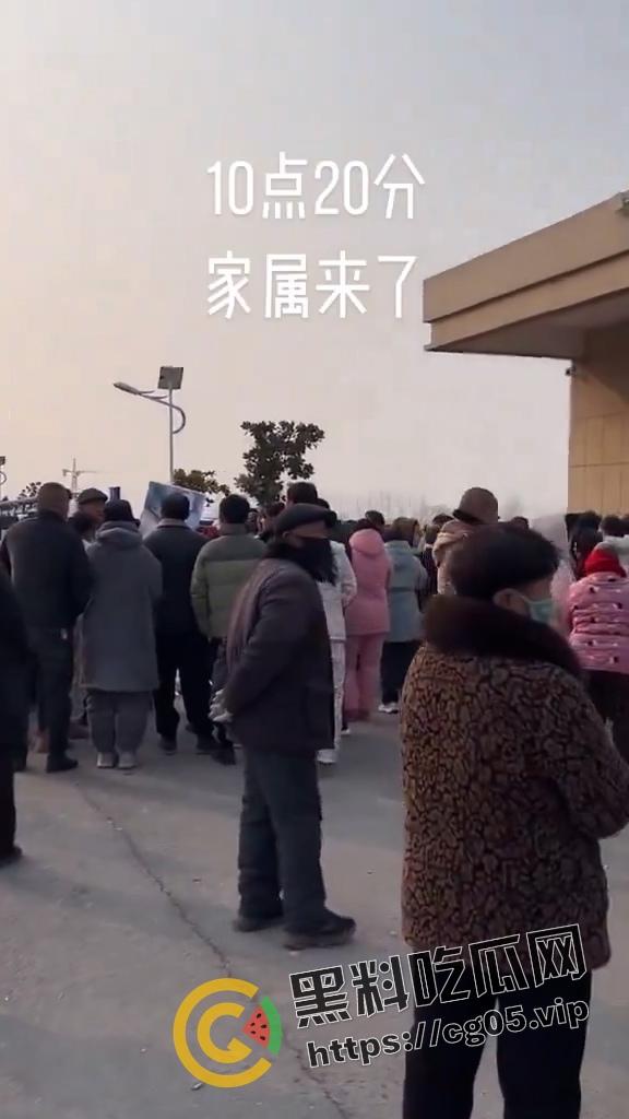 抖音千万热度!河南宁陵县学生校内跳楼自杀案件 家长和民众不满官方说法 在学校门口大批聚集抗议-12