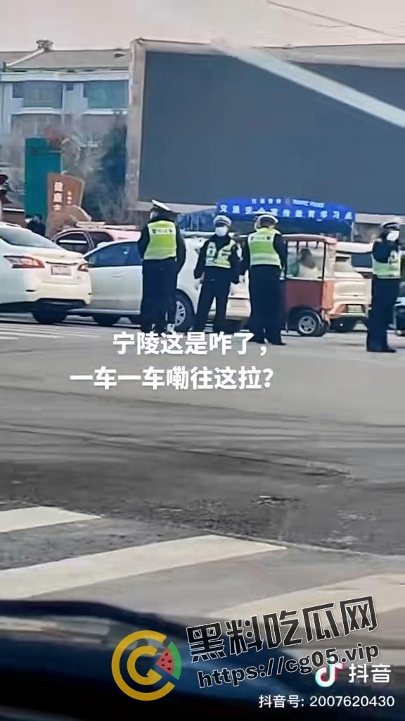抖音千万热度!河南宁陵县学生校内跳楼自杀案件 家长和民众不满官方说法 在学校门口大批聚集抗议-13
