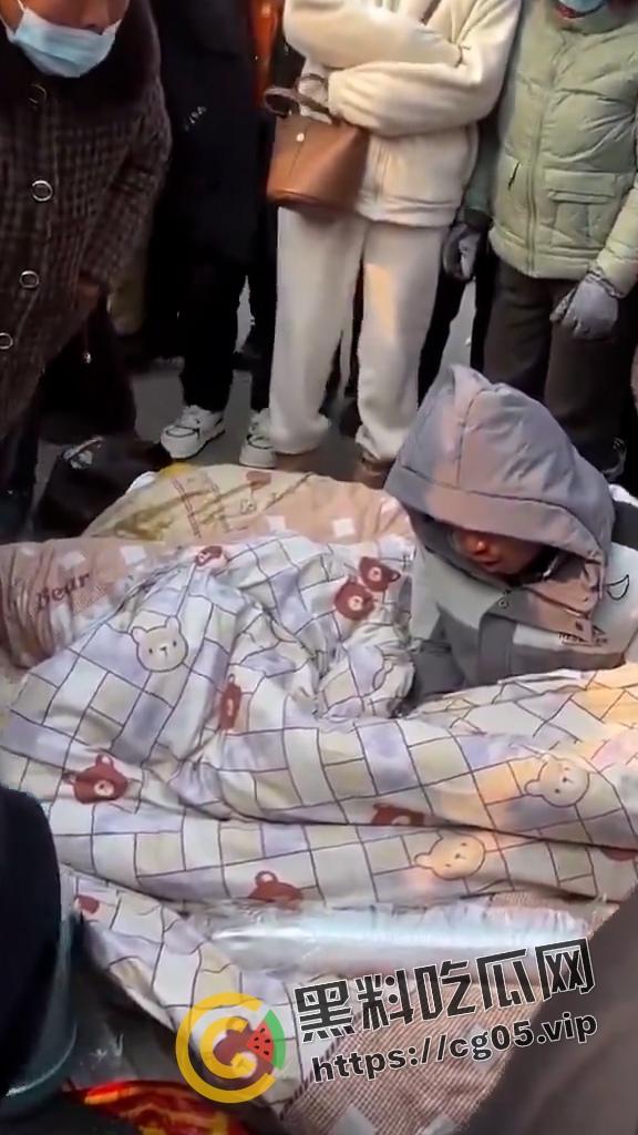 抖音千万热度!河南宁陵县学生校内跳楼自杀案件 家长和民众不满官方说法 在学校门口大批聚集抗议-14