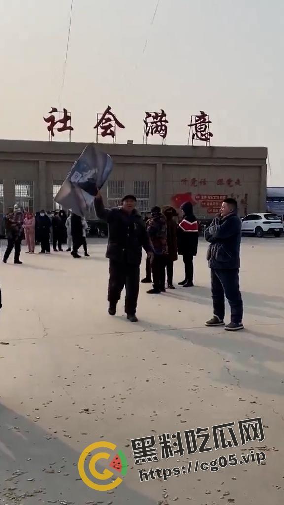 抖音千万热度!河南宁陵县学生校内跳楼自杀案件 家长和民众不满官方说法 在学校门口大批聚集抗议-15