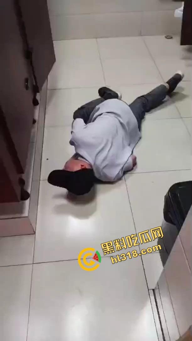 老变态厕所偷看逼被偷拍,还搁那死盯着不走,鸟为食亡,人为逼死,这才是真正的老兵不死!-5