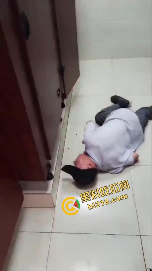 老变态厕所偷看逼被偷拍,还搁那死盯着不走,鸟为食亡,人为逼死,这才是真正的老兵不死!-6