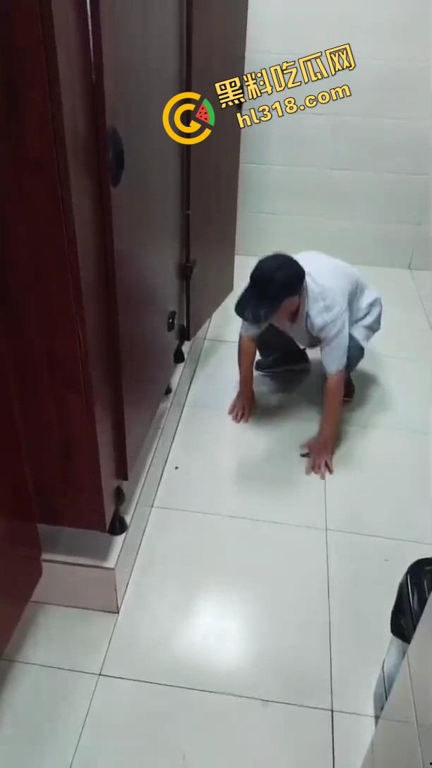 老变态厕所偷看逼被偷拍,还搁那死盯着不走,鸟为食亡,人为逼死,这才是真正的老兵不死!-10