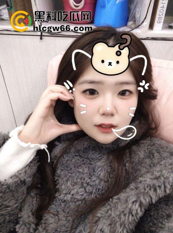 河南洛阳21岁大二骚母狗【王钦辉】白天装乖学生，晚上掰穴自拍扮女奴，嘴上喊男友爸爸叫得比谁都甜！-1