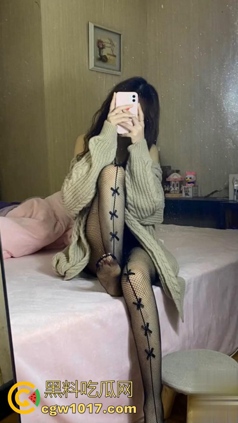 真实乱伦姐弟偷欢,有个当骚鸡卖淫的骚姐,极品长腿蜜桃臀姐姐,卖淫养弟弟只为和弟弟偷情乱伦,俩人还是龙凤胎!-5