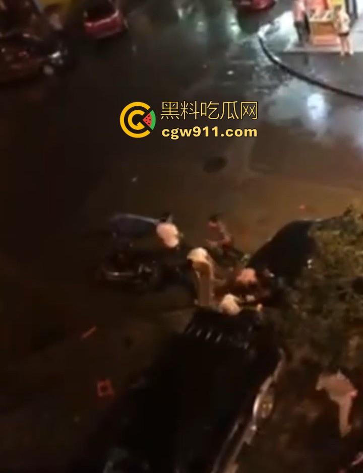街头斗殴！黑衣男子遭20斤巨石猛砸头部，鲜血直流场面极度暴力，现场视频流出，隔着屏幕都感觉很窒息！-2