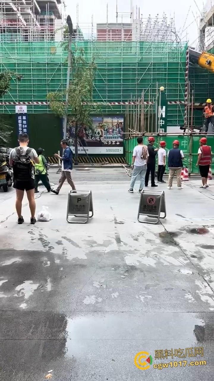 成都武侯工地黄色吊车失衡翻倒，机械臂猛砸脚架，尘土飞扬巨响震天，机械臂严重受损损失几万！-5