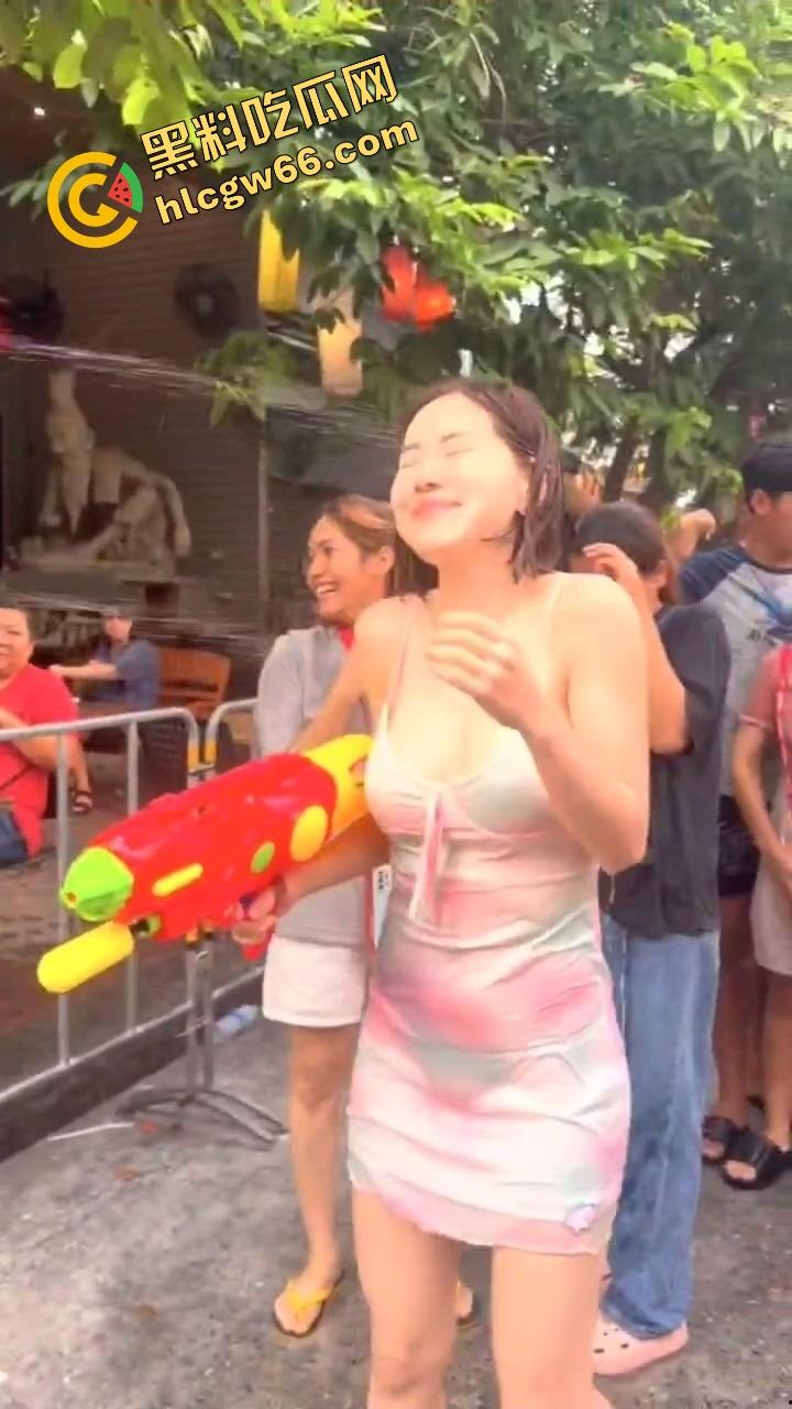 柬埔寨泼水节变成湿身骚趴,夜店女王DJ 『SODA』遭全场狂射,白T湿透巨乳炸出,奶头凸点全场沸腾!-7