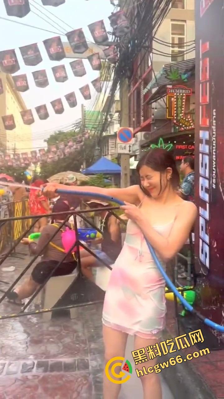 柬埔寨泼水节变成湿身骚趴,夜店女王DJ 『SODA』遭全场狂射,白T湿透巨乳炸出,奶头凸点全场沸腾!-8