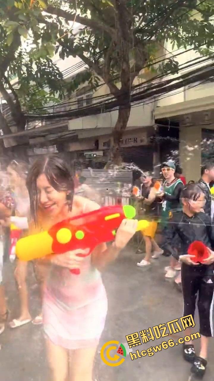 柬埔寨泼水节变成湿身骚趴,夜店女王DJ 『SODA』遭全场狂射,白T湿透巨乳炸出,奶头凸点全场沸腾!-11