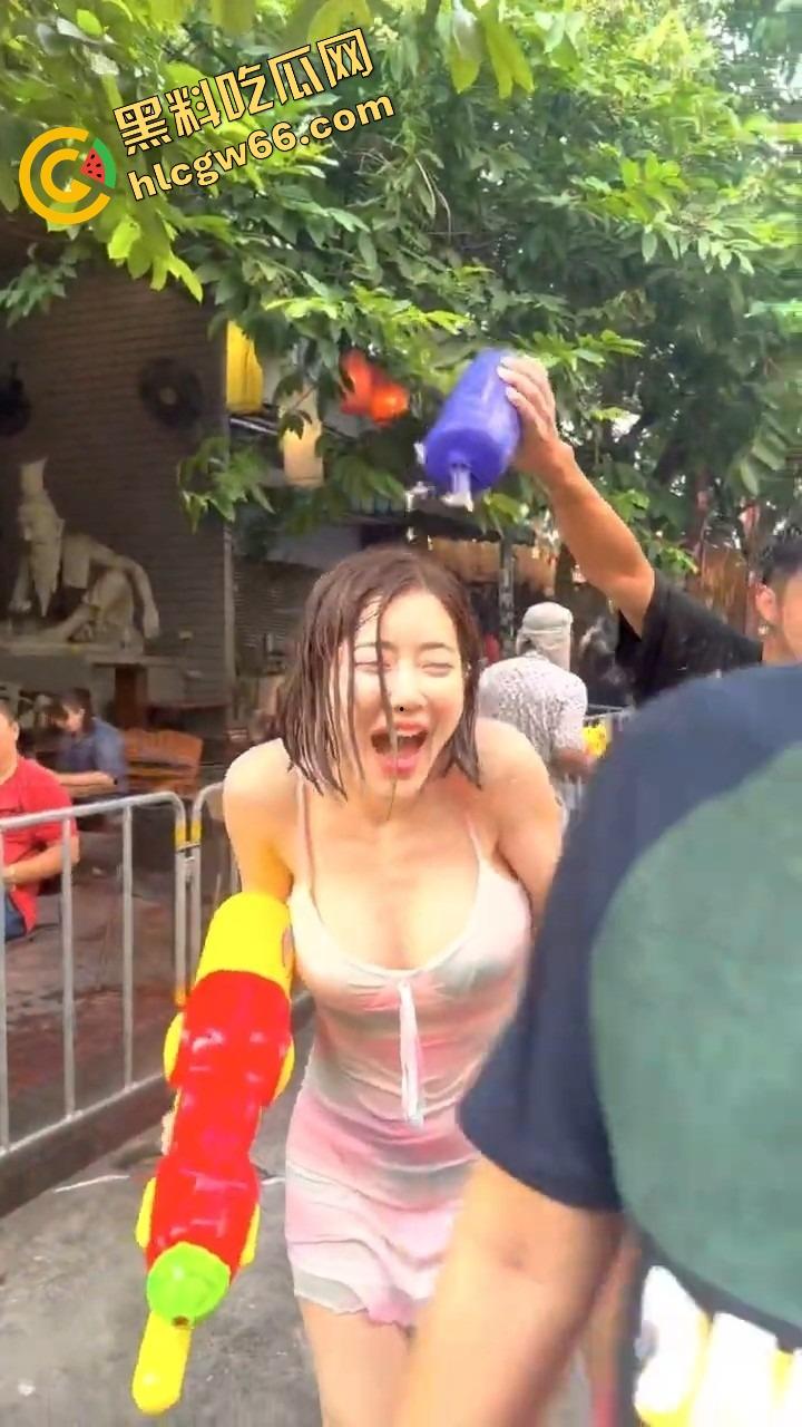 柬埔寨泼水节变成湿身骚趴,夜店女王DJ 『SODA』遭全场狂射,白T湿透巨乳炸出,奶头凸点全场沸腾!-16