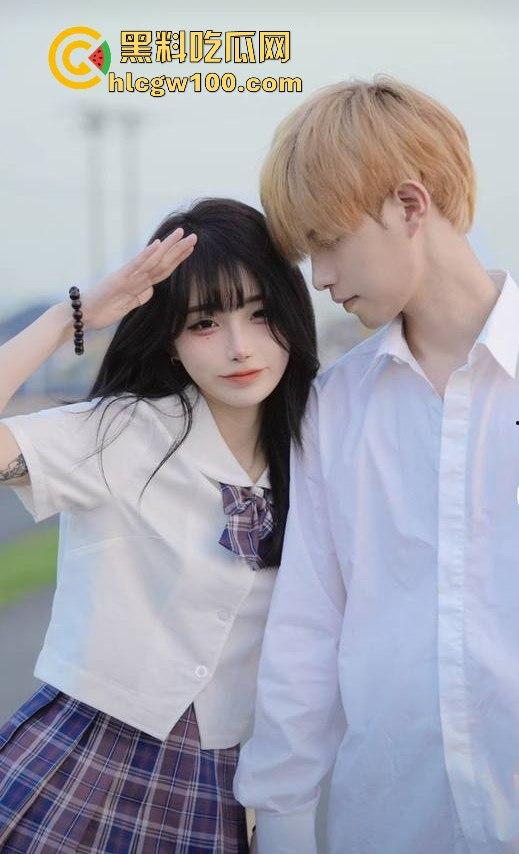 网红劲爆大瓜!!!抖音千万网红【你的欲梦】直播漏奶视频曝光,乳头黑黑的看来童锦成没少吸。-9