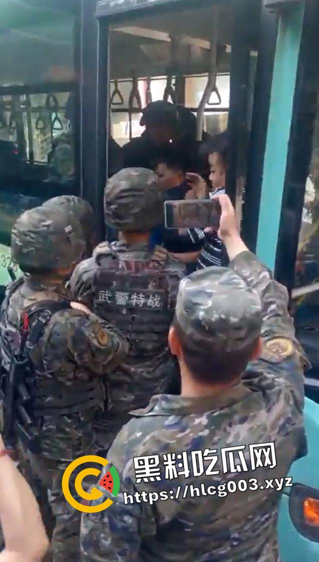 四川自贡37路公交车伤人现场 男子砍死司机挟持乘客  出动特警军队抓捕 满脸都是别人的血-3