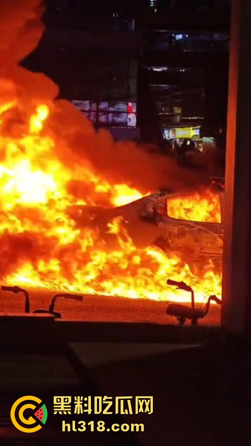 广州南村万博电车警车着火，熊熊大火迅速吞没警车，看来这电车危害，就连警车都不放过啊！-3